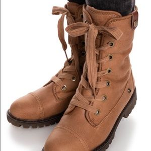 Women’s Roxy “Bruna” boot. Brown, faux fur lined.